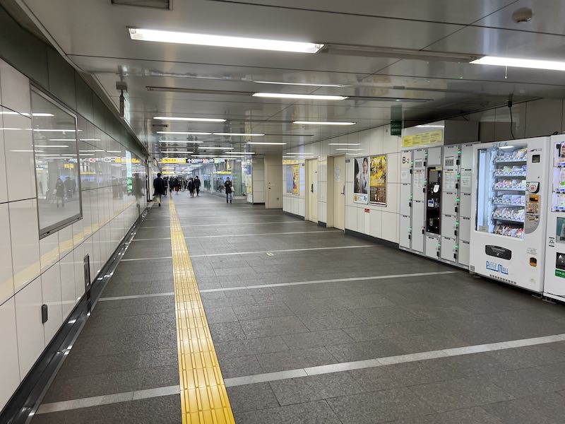 コインロッカー側から新宿三丁目交差点改札方向を見る
