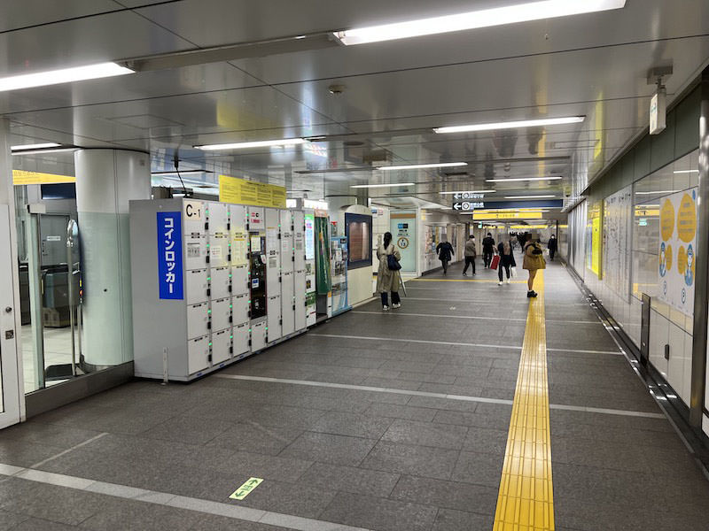 高島屋方面改札の手前にあるコインロッカー