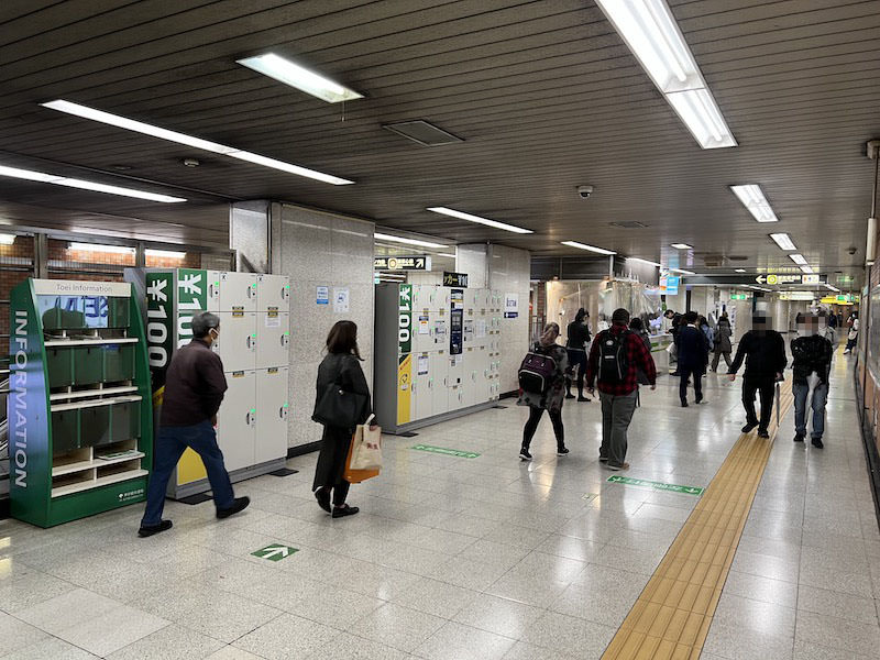 乗り換え通路・C1〜C4出入口側から見たコインロッカー。奥が都営地下鉄新宿線の改札。