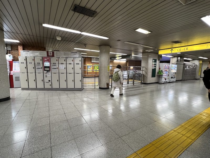 都営地下鉄新宿線の改札を出て左側にもコインロッカーがある