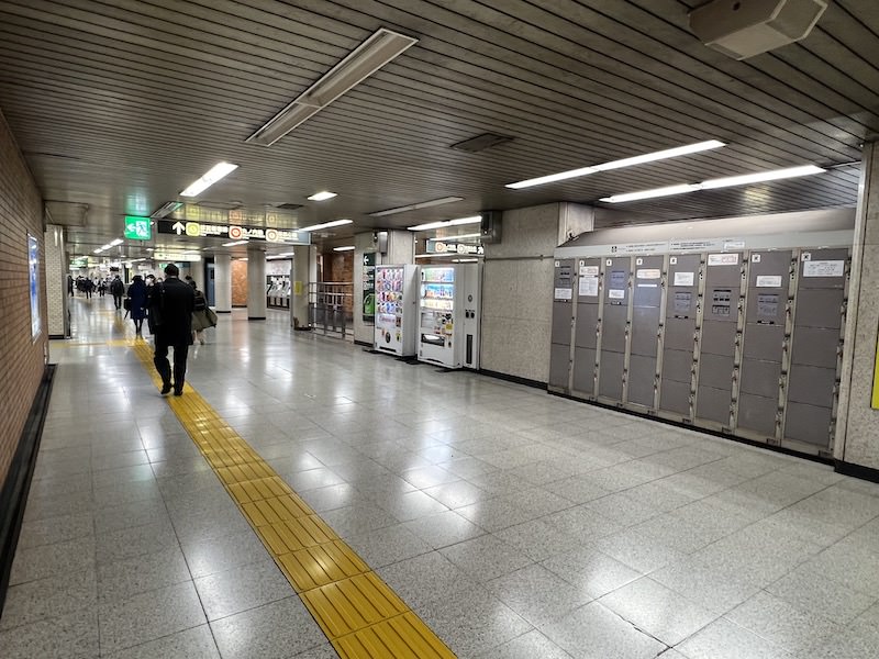 コインロッカー側から改札方向を見る