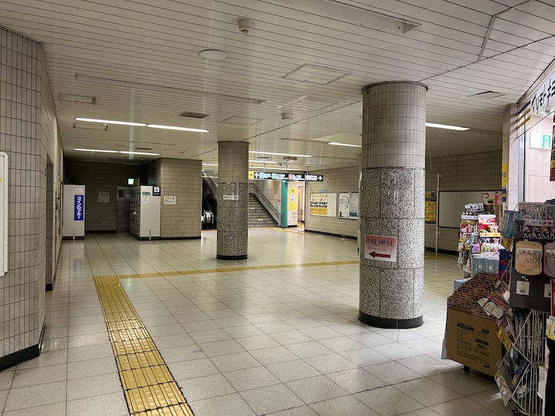 地下2階赤坂方面改札へ向かう階段・エスカレーターの左にコインロッカーが見える
