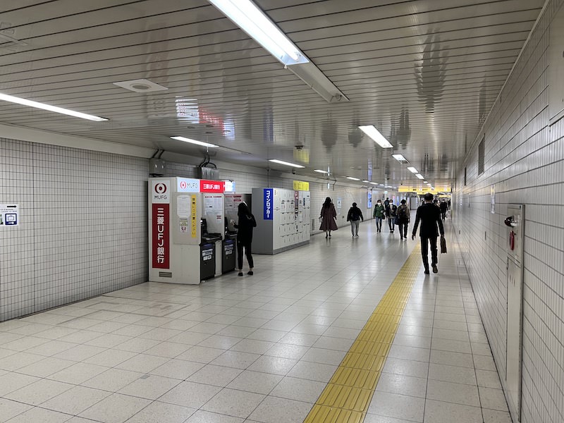 10〜14番出入口とつながる通路内にあるコインロッカー