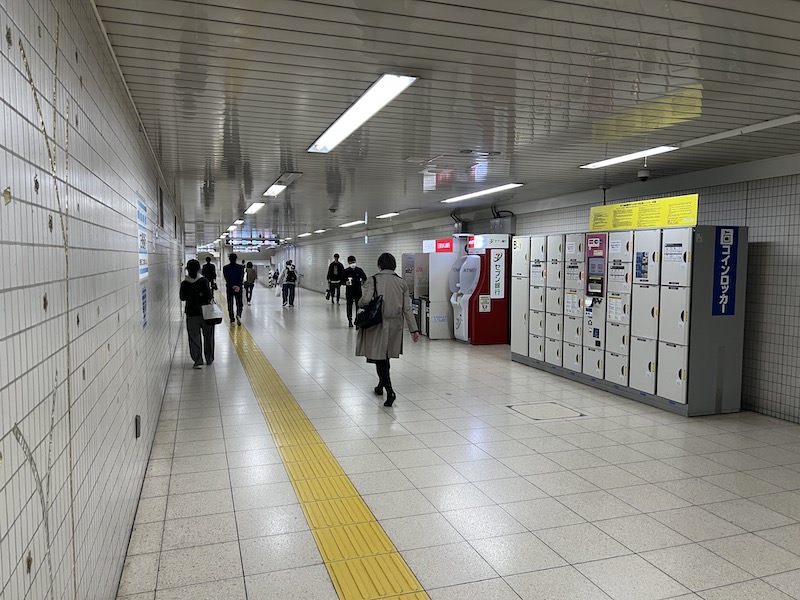 コインロッカー側から溜池交差点方面改札側を見る
