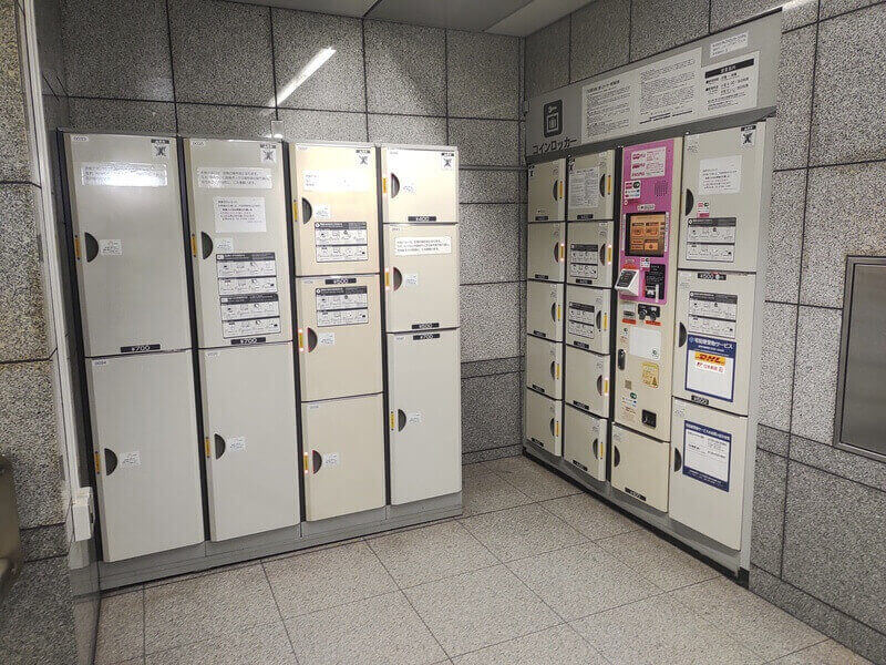 都庁前駅_改札外すぐ左側のコインロッカー