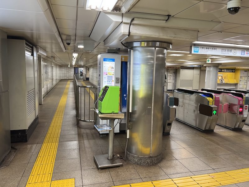 改札脇の通路を進む