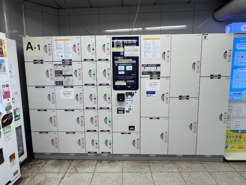 [A-1]東京メトロ六本木駅3番出入口付近のコインロッカー