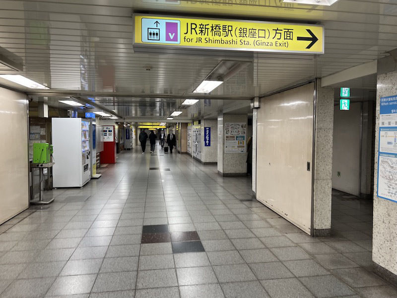 しばらく進むとコインロッカーが見えてくる
