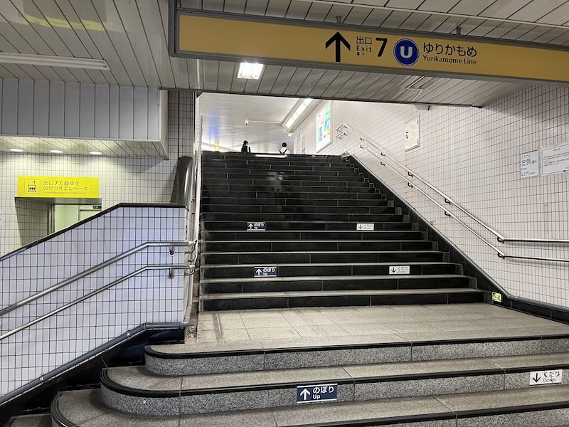 豊洲駅前方面改札出てすぐ右側にある7番出入口の階段。左にはエレベーターも見える。