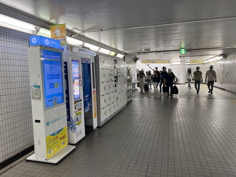 7番出入口への踊り場にあるコインロッカー