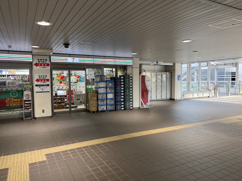 改札を出て正面にあるコンビニの右にコインロッカーがある