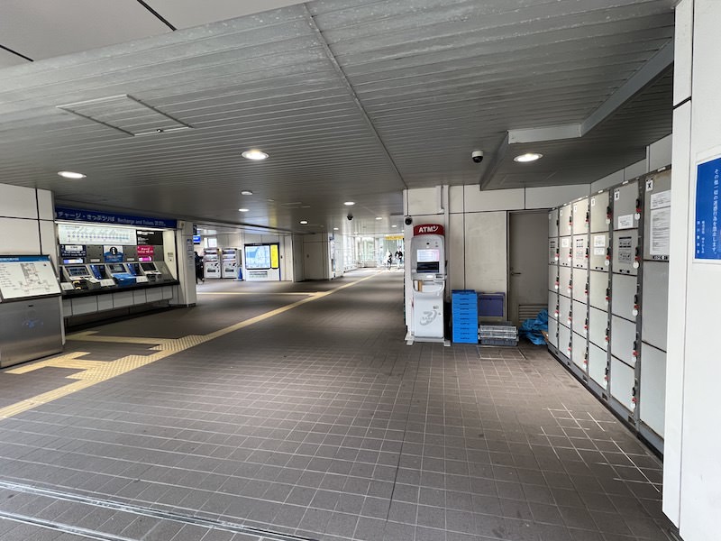 コインロッカー側から改札方向を見る