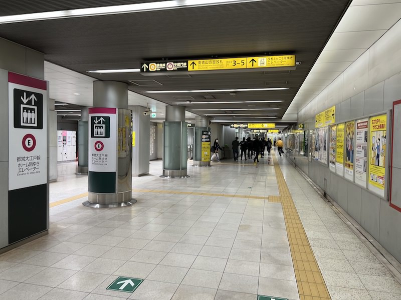 都営地下鉄青山一丁目駅改札内地下4階大江戸線ホームへ向かうエレベーター・エスカレーター・階段近くにコインロッカーがある