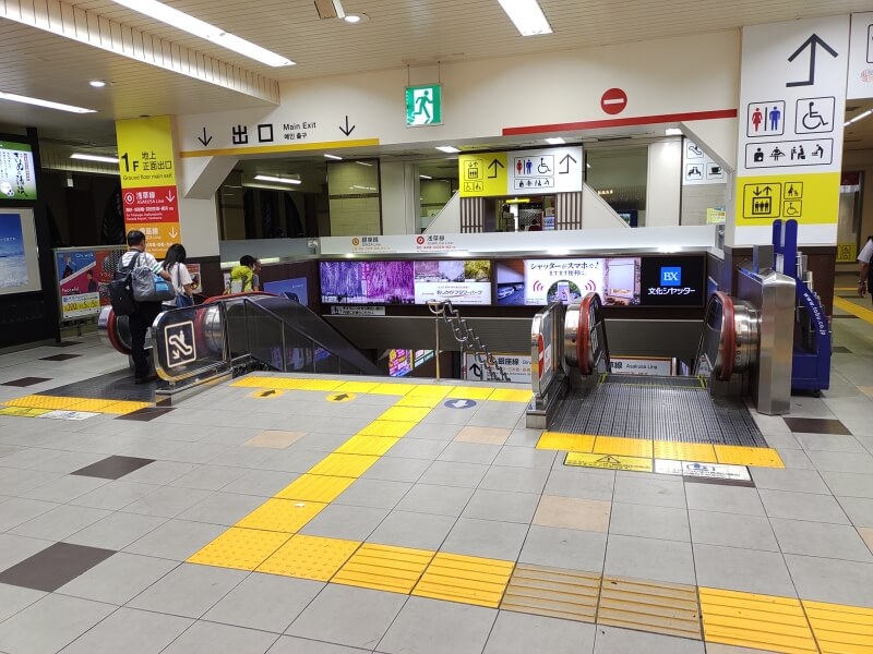 東武鉄道浅草駅正面改札外のコインロッカーは、改札向かい側の階段を降りずに回り込んだところにあります。