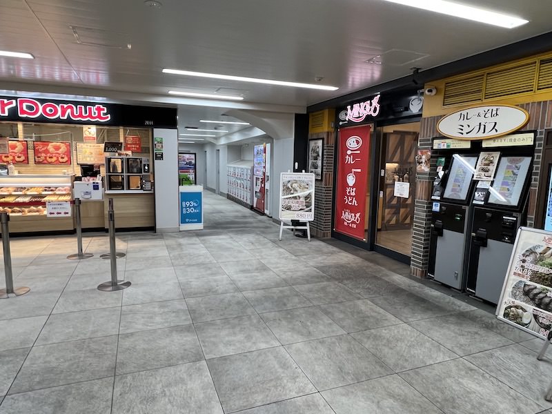 ドーナツ屋とカレー屋のあいだにある西口のコインロッカー