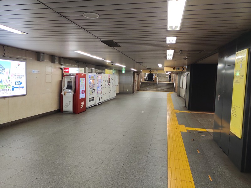 半蔵門方面改札を出て左へ進むと、1,2番出口と6番出口の分かれる所にコインロッカーがあります。