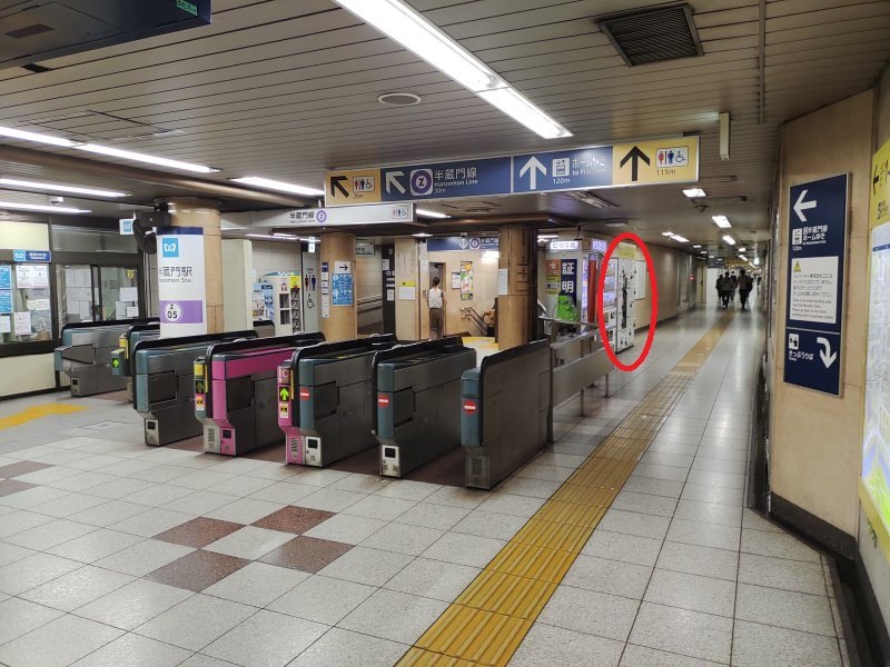 番町方面改札を出て左に回り込んだところにコインロッカーがあります。
