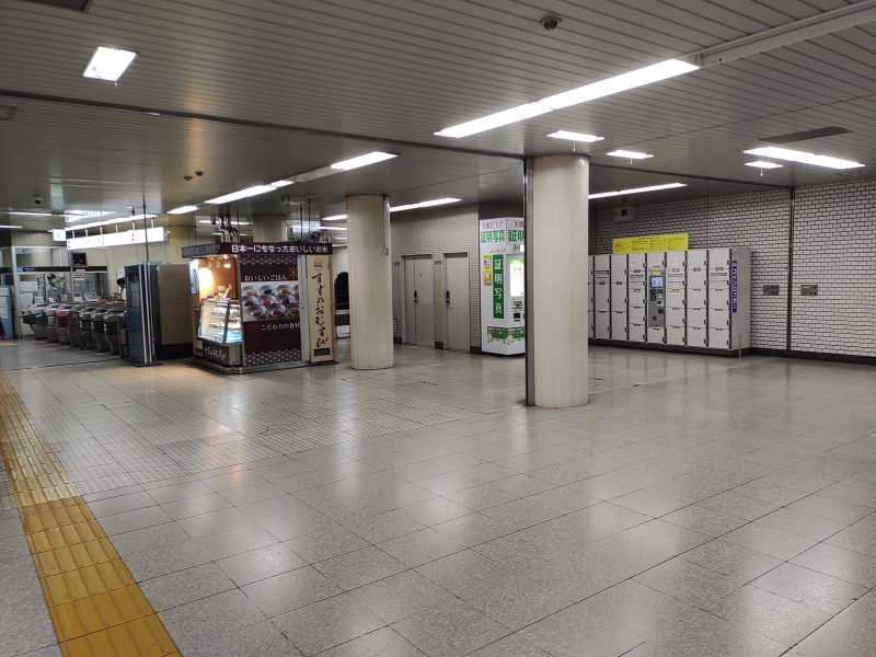 東京メトロ市ケ谷駅九段方面改札を出て左側の売店よりさらに奥にコインロッカーがあります。