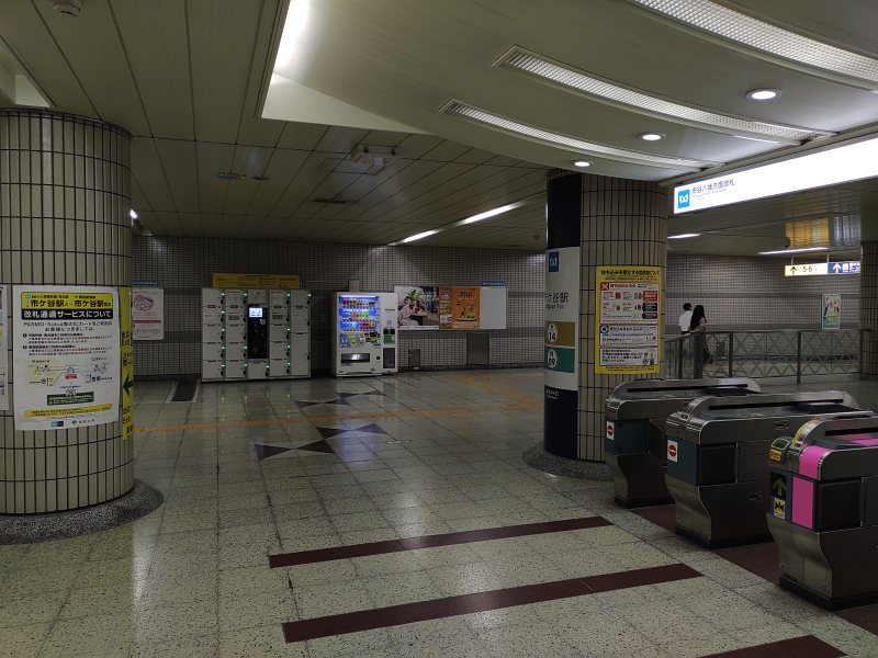 東京メトロ市ケ谷駅市谷八幡方面改札を出て右側にコインロッカーがあります。