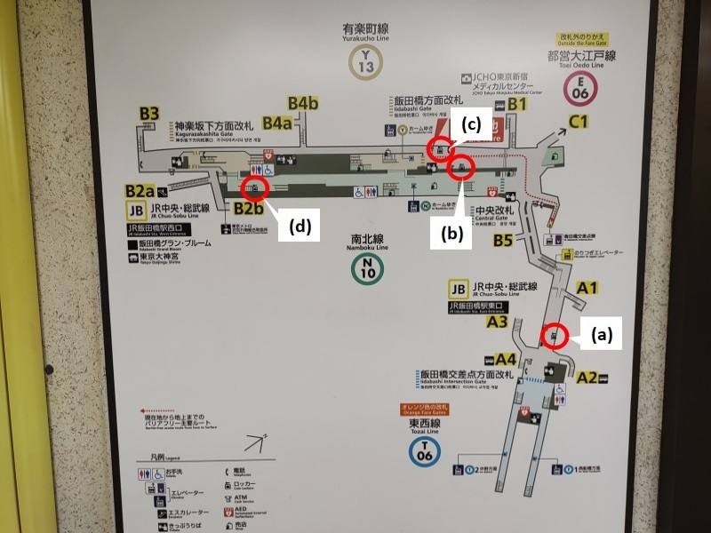 東京メトロ飯田橋駅構内図。(a)～(d)の4か所にコインロッカーあり。