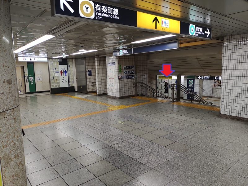 東京メトロ飯田橋駅神楽坂下方面改札から入ると、トイレのさらに先にコインロッカーが見えます。