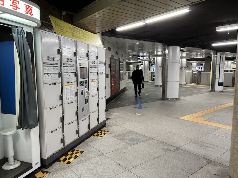 日比谷線中目黒方面行きホーム後方にあるコインロッカー