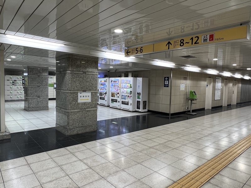 改札外通路8番出入口の向かいにあるコインロッカー