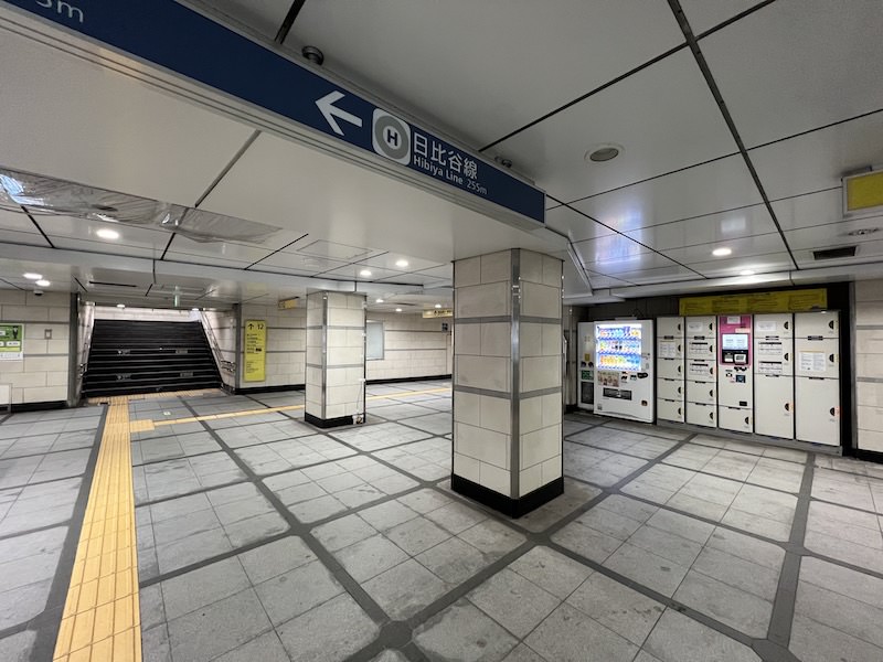 12番出入口の近くにあるコインロッカー。右は昭和通り・都営浅草線日本橋駅方面への通路。