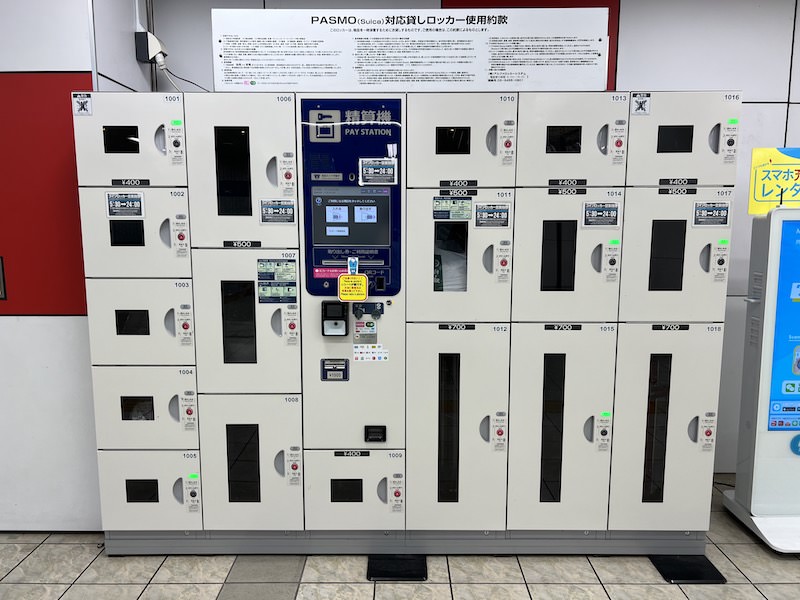 第1ターミナル側改札外のコインロッカー
