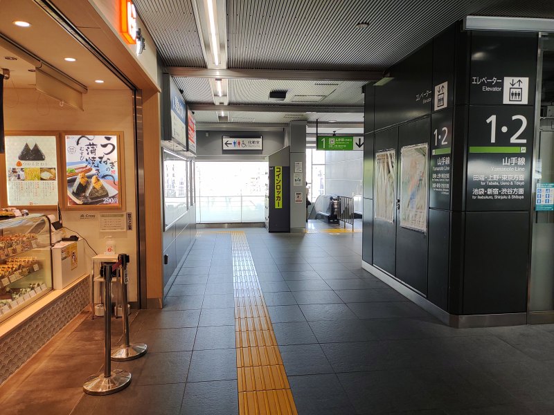 JR駒込駅北口改札から入って直進していくと、つきあたりにコインロッカーがあります。