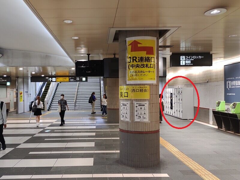地下改札からJR目黒駅正面口へ続く階段の手前にコインロッカーがあります。