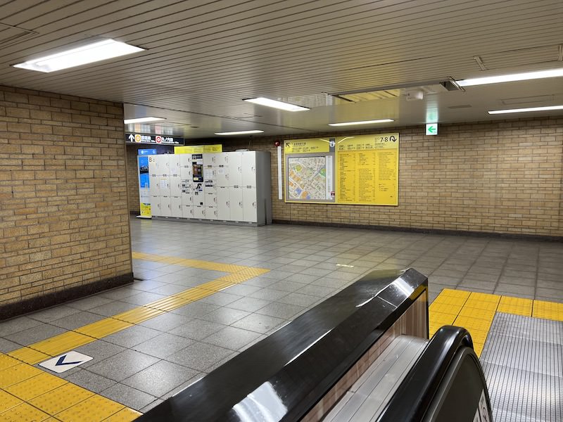 赤坂見附駅方面への階段・エスカレーターを上がるともう1台のコインロッカーがある