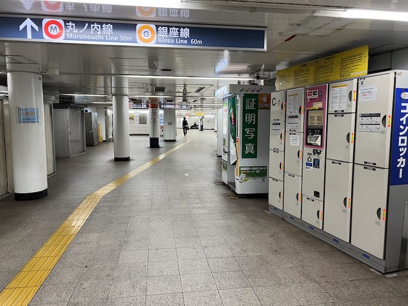 永田町駅半蔵門線ホーム側から見たコインロッカー。奥が赤坂見附駅の銀座線・丸ノ内線ホーム。