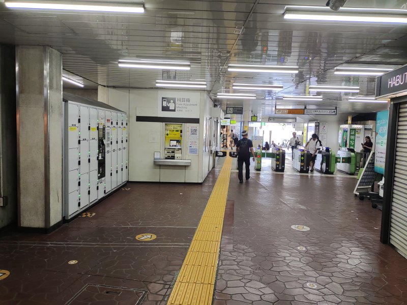 JR西日暮里駅改札入って右側にコインロッカーがあります。