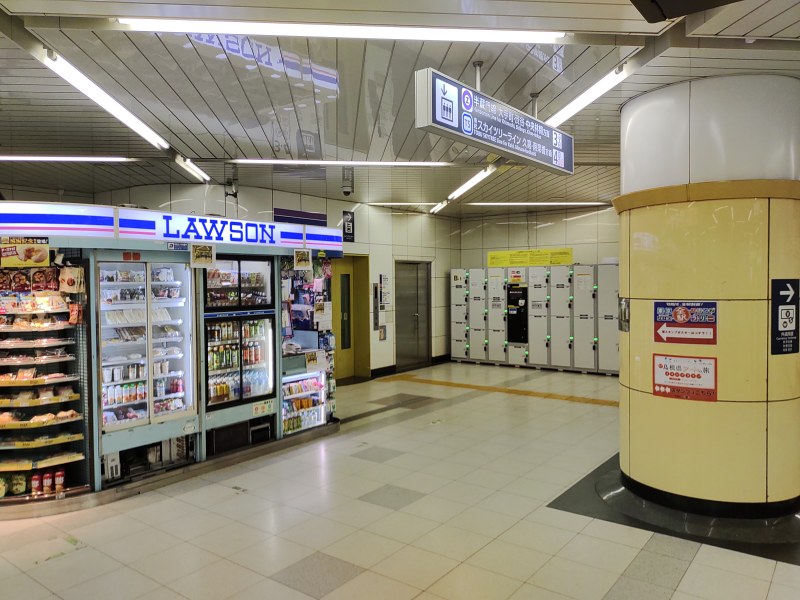 東京メトロ・東武鉄道押上方面改札内のローソン近くにコインロッカーがあります。