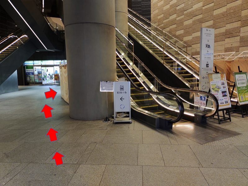 東京スカイツリータウン連絡通路のエスカレーター下にコインロッカーがあります。