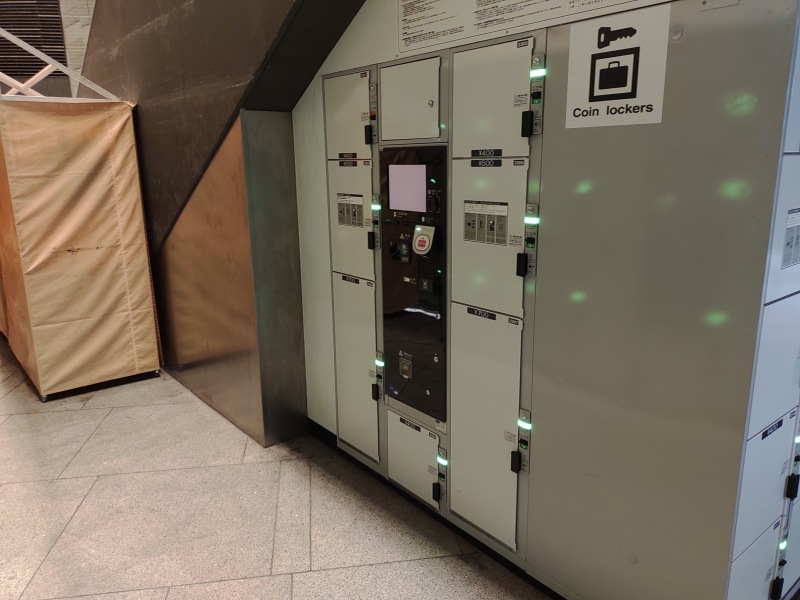 東京スカイツリータウン連絡通路エスカレーター下のコインロッカー