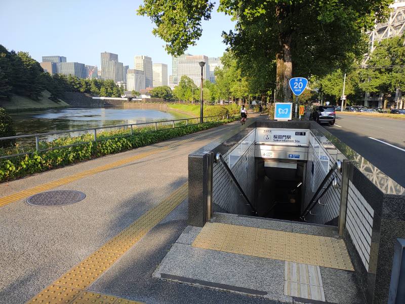東京メトロ桜田門駅1番出口。左奥の桜田門は3番出口から出ると一番近いです。
