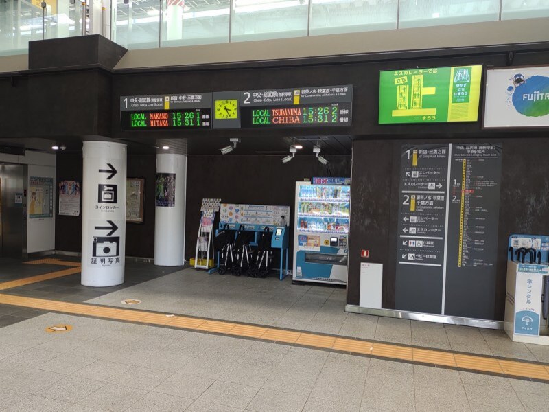 千駄ヶ谷駅の改札を入って向かい側の柱にコインロッカーの案内表示があります。