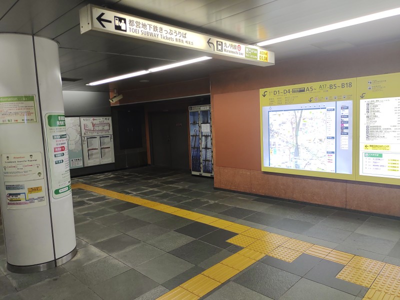 小滝橋通り方面改札を出て左側の通路の陰にコインロッカーがあります。