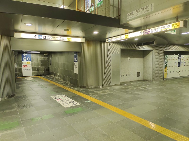 D2出口エレベーター乗り場手前の通路にコインロッカーがあります。