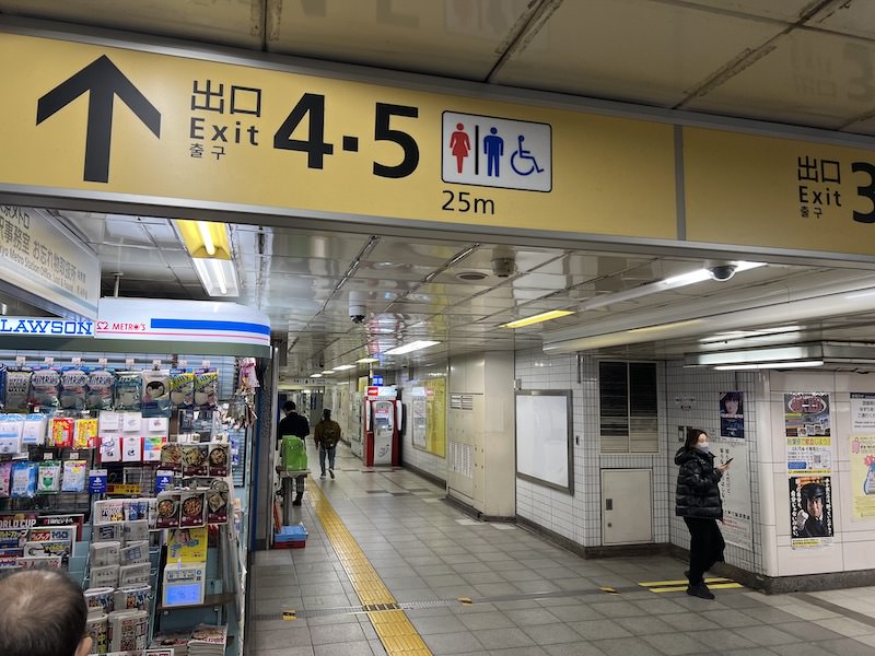 東京メトロ秋葉原駅3番出入口から4番・5番出入口へ向かう通路内にあるコインロッカー