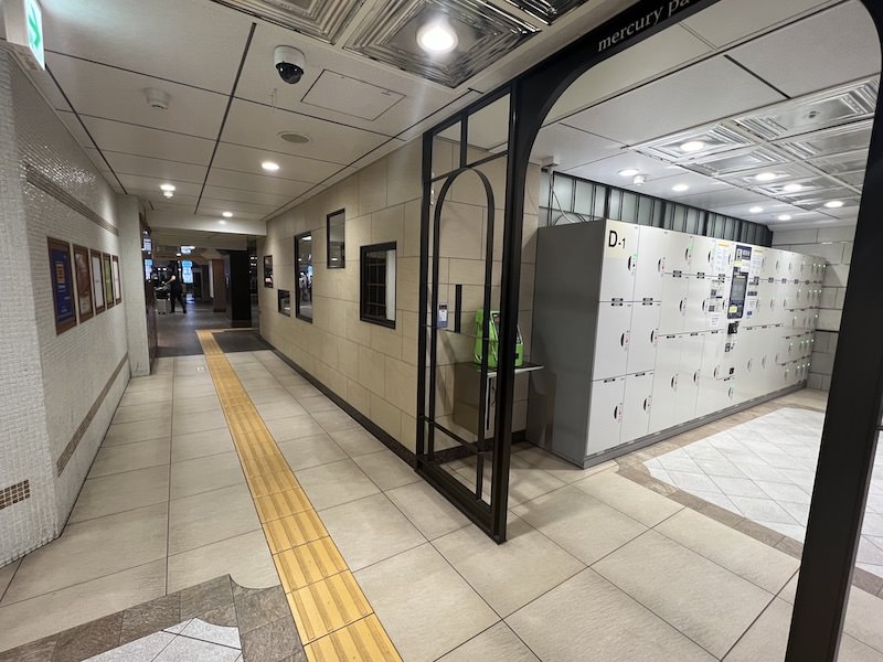 コインロッカー側から改札を見る