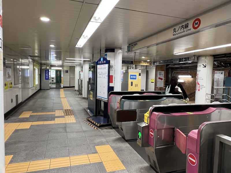 荻窪方面行きホームにある左門町方面改札。改札を出て右側の通路内にコインロッカーがある。