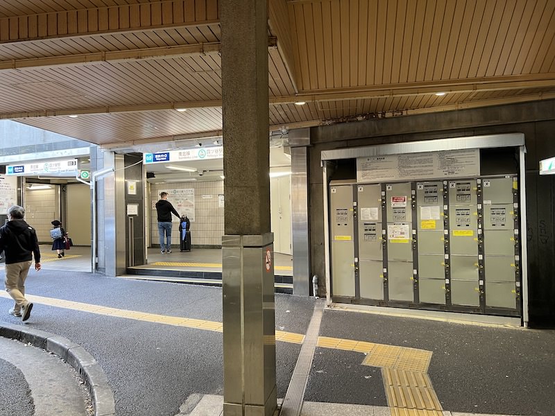 四ツ谷口を出て右側、東京メトロ四ツ谷駅の入口横にコインロッカーがある。