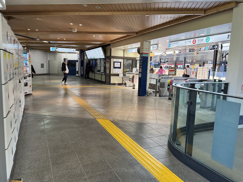 コインロッカーの目の前は東京メトロ四ツ谷駅のJR四ツ谷駅方面改札