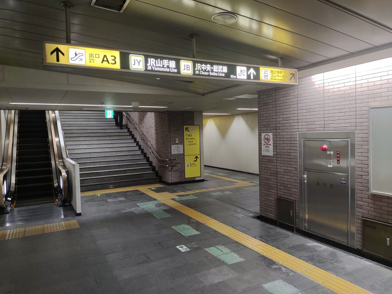 都営地下鉄代々木駅A3出口への階段手前で右に曲がったところにコインロッカーがあります。