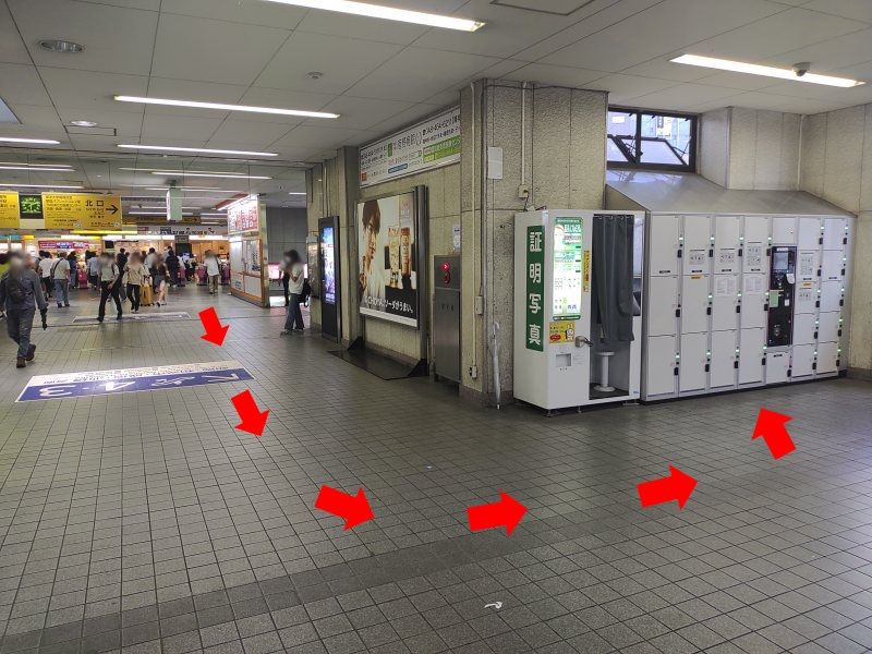 改札を入って直進し、つきあたり左側にコインロッカーがあります。