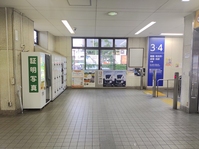 コインロッカーの向かい側に3,4番ホームへの下りエスカレーターがあります。