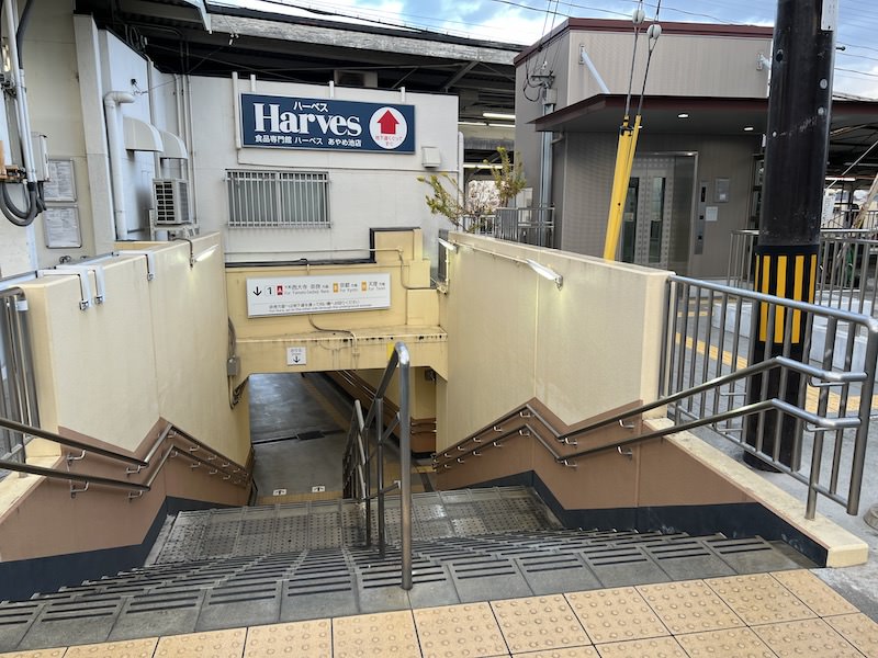 東側にある地下道。エレベーターも完備。